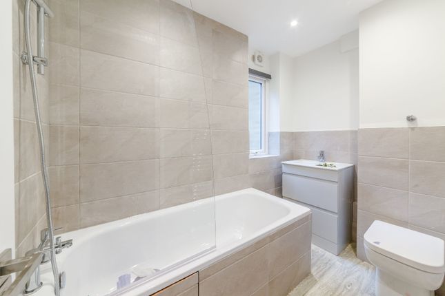 Berkeley Court, Weybridge photo 3