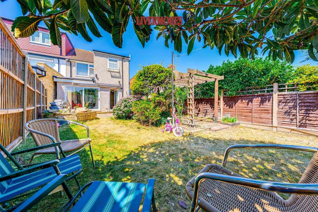 107, Wentworth Drive, Dartford photo 2