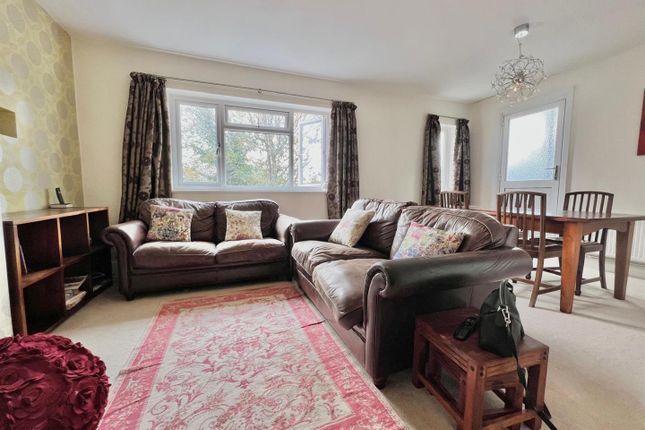 22 Heath Court, Park Road, Uxbridge photo 2