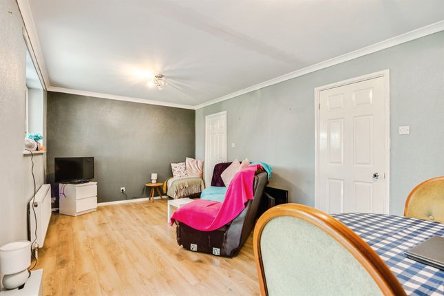 26, Avondale Drive, Wakefield photo 2
