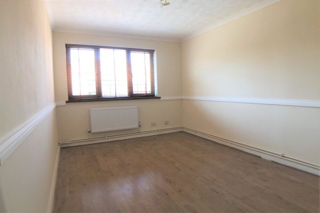 5 Allhallows Road, Beckton, London photo 3