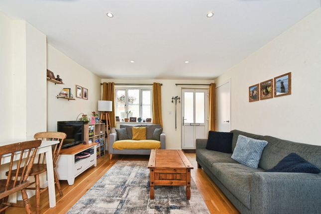 5, Gilberts Lane, Swindon photo 2