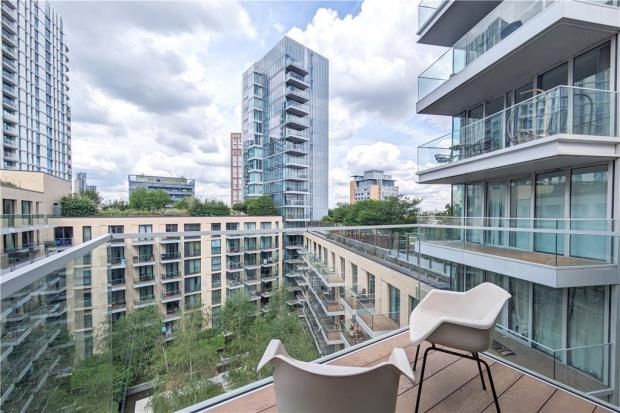 Flat to rent in Kingwood House, 1 Chaucer Gardens, London