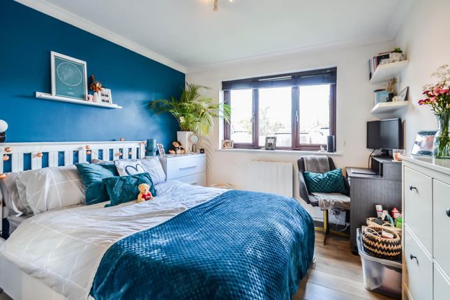 Flat for sale in Queens Court, Queens Avenue, Leigh-On-Sea