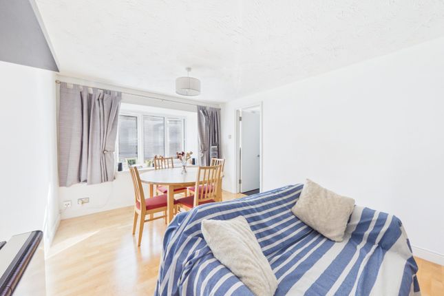 Flat 11, Tyndal Court, London photo 2
