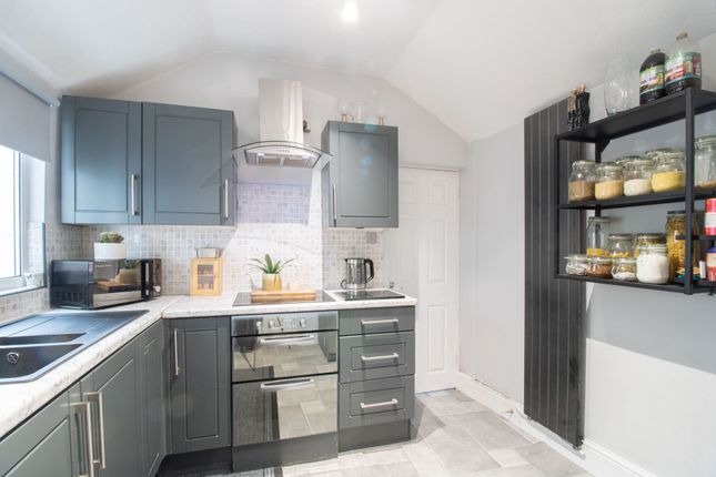 32 Alexandra Place, Newport photo 4