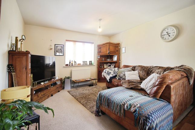 7 Alicia Close, Swindon photo 2
