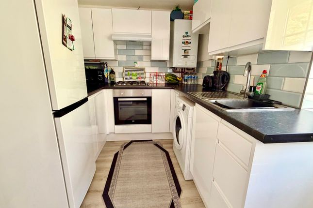 2 Hollybank, Southampton Road, RINGWOOD photo 4