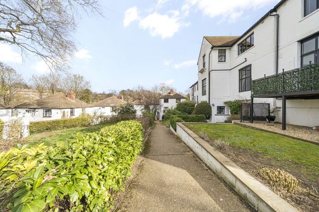 4 Glebe Court,, The Glebe, London photo 4