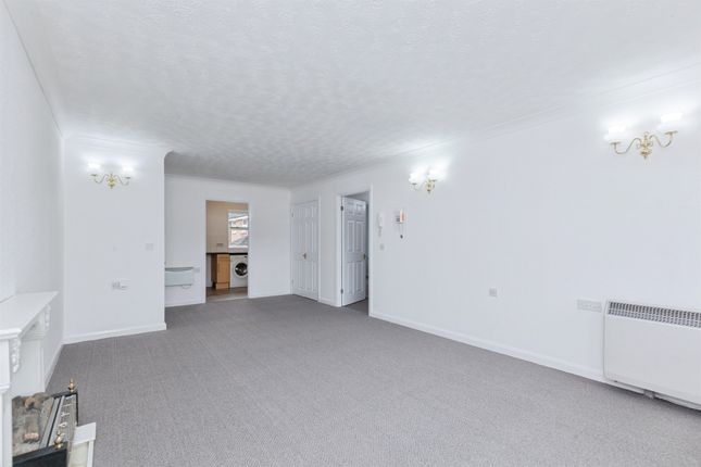 32, Winterburn Gardens, Leicester photo 4