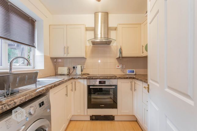 2 Greenmount Court, Bolton photo 4