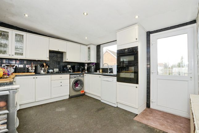 8, St Margaret's Avenue, Hillingdon photo 2