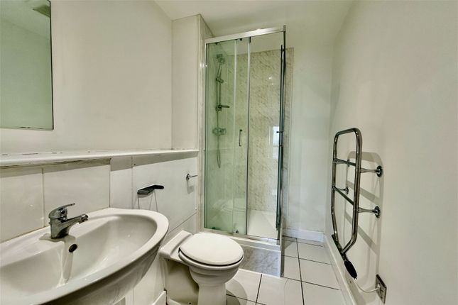 Flat for sale in Queens Dock Avenue, Hull