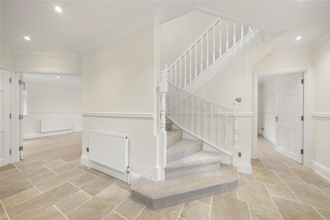 4, Drakes Close, Surrey photo 3