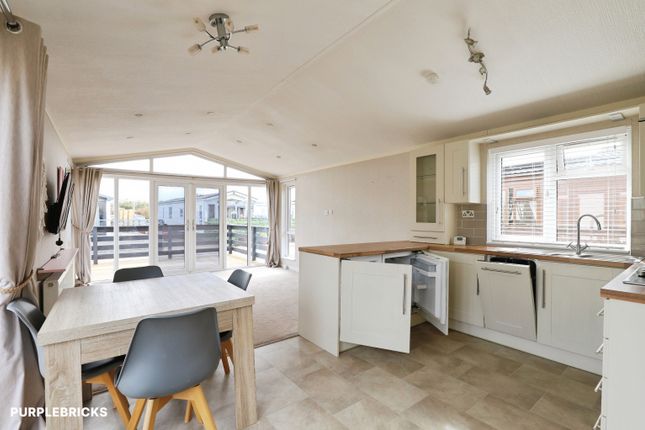 40 edelweiss view, Tallington lakes, Stamford photo 4