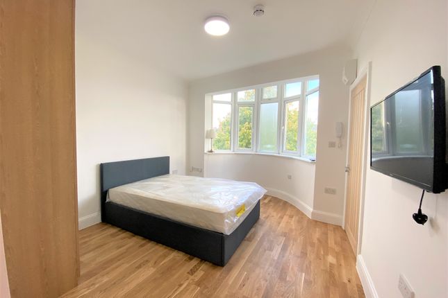Antrobus Road, Chiswick photo 3