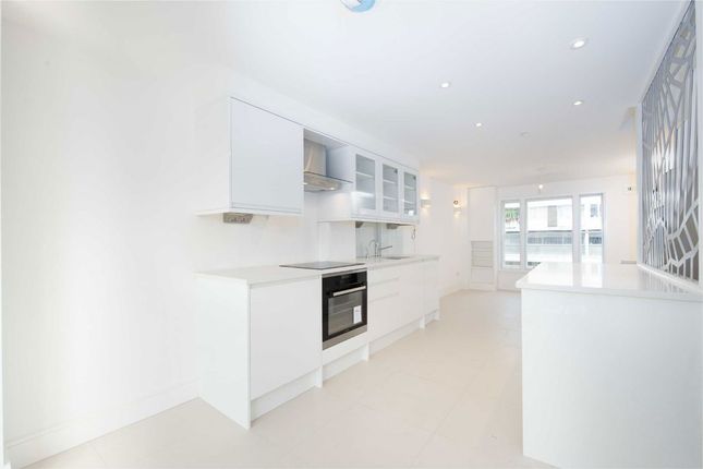 125, Notting Hill Gate, London photo 3