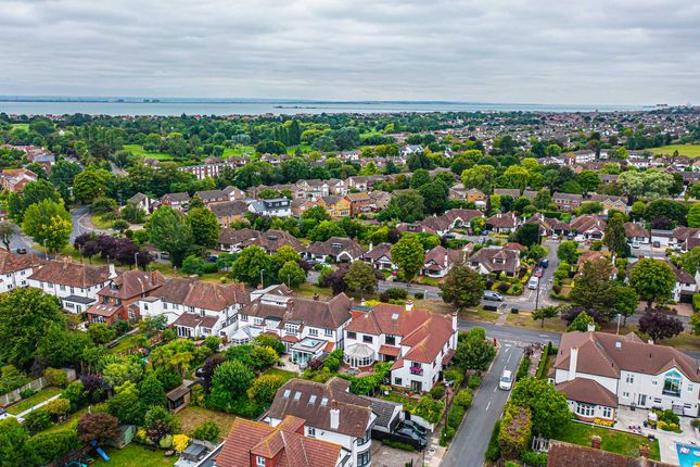 224, Thorpe Hall Avenue, Southend-on-Sea photo 2