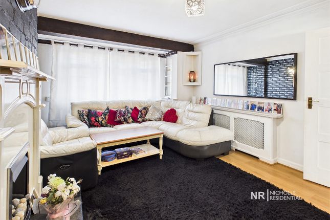 32, Grange Road, Chessington photo 4