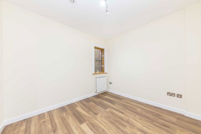 Flat 1, 2, Plough Lane, Teddington photo 5