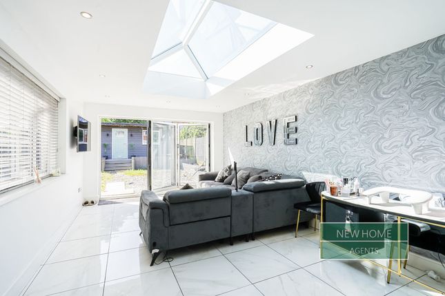 6, Amber Gardens, Wigan photo 2