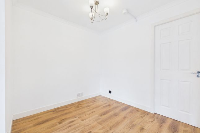 3 Kenilworth Court, Carluke photo 4