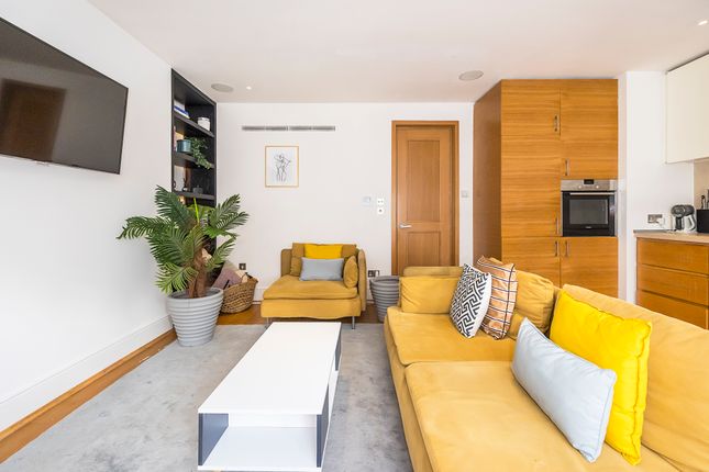 Duplex to rent in Great Portland Street, London