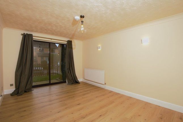 Flat to rent in Tweed Close, Berkhamsted