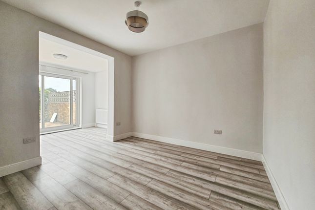 5, Shortwood Avenue, Middlesex photo 4