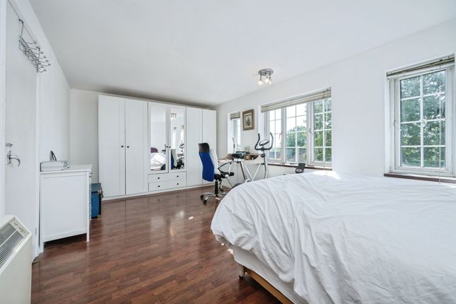 16a, How Wood, St. Albans photo 4