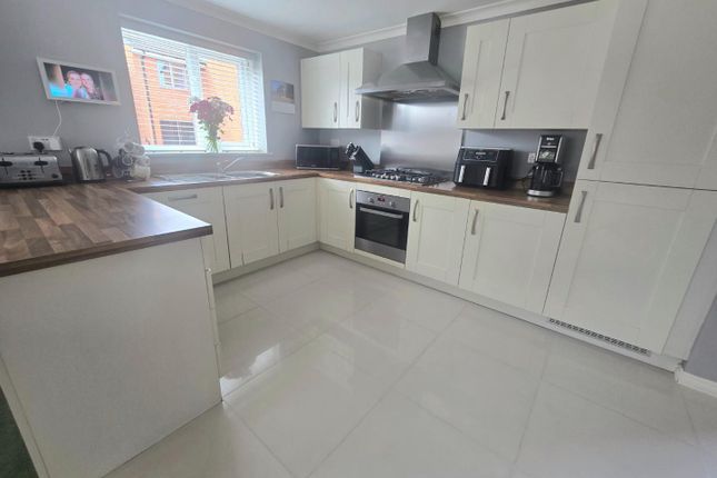 5, Weaving Lane, Darlington photo 2