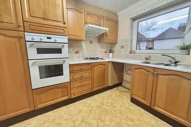 22, Pine Tree Court, Swansea photo 3