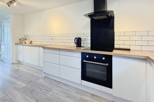 Queensland Crescent, Burton-on-trent photo 3