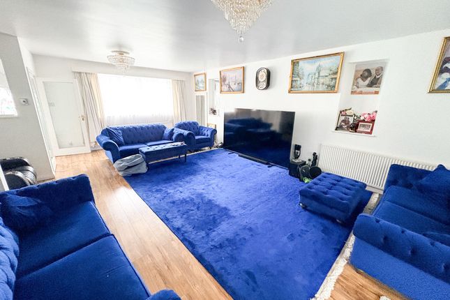 21, Britannia Gardens, Westcliff-On-Sea photo 3