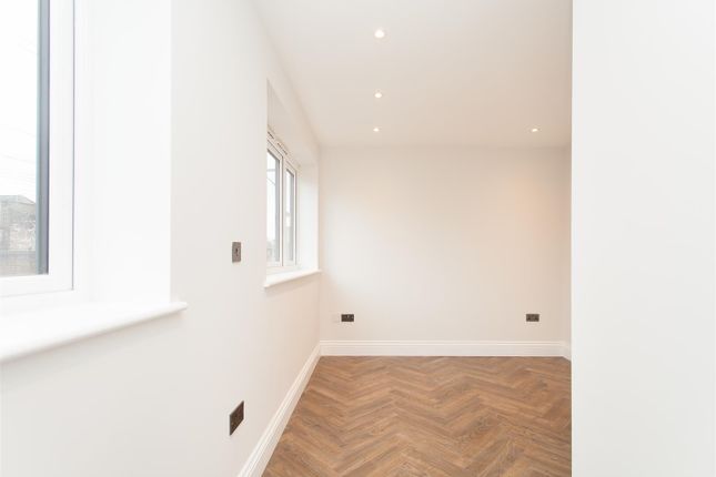 Flat for sale in Hollybush Place, London