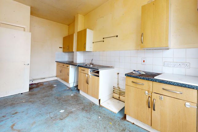 Flat B, 24 Foulden Road, London photo 5