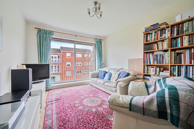 27, Roundhedge Way, Enfield photo 3