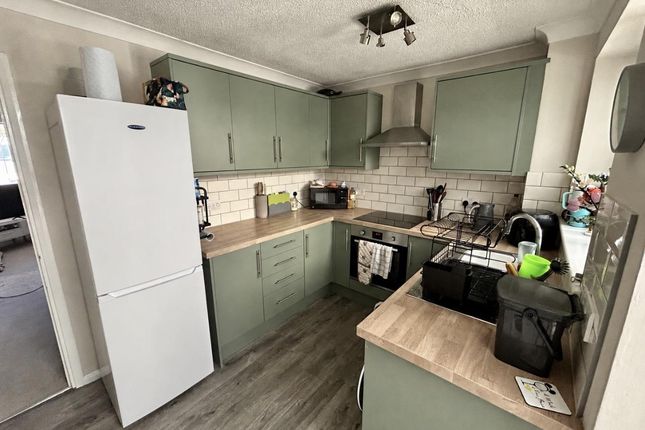 29, Chives Way, Swindon photo 3