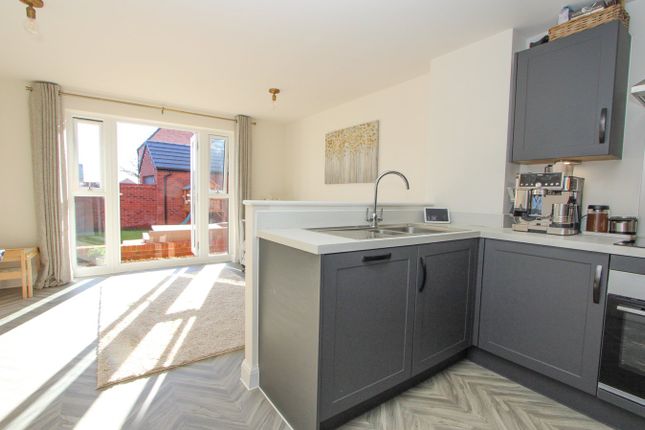 335, Dowsell Way, Yate photo 2