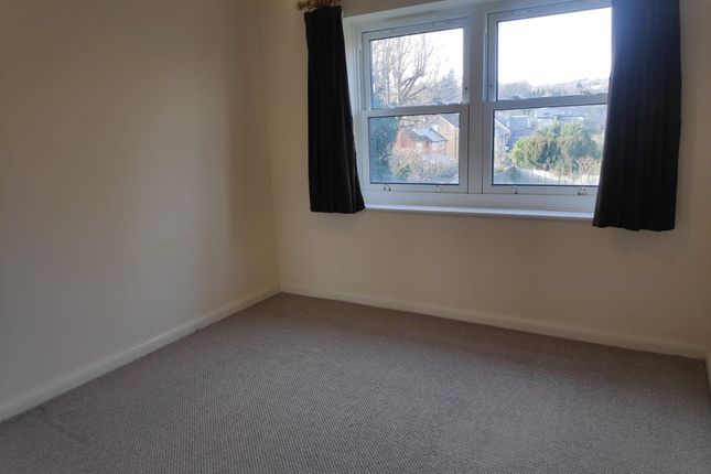 Flat to rent in Waterslade, Elm Road, Redhill