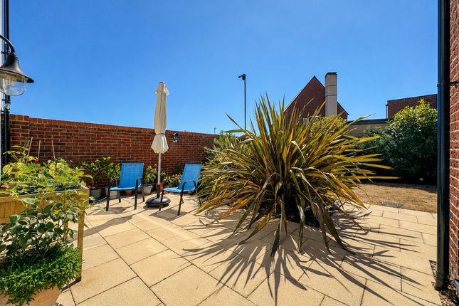 6, College Gardens, Rochford photo 2