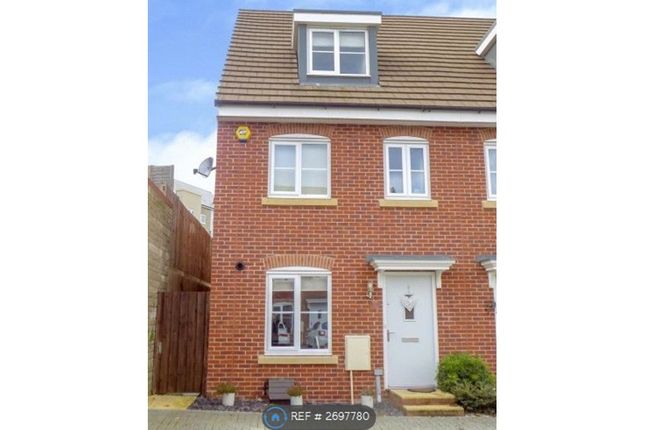 Front Of House In Quiet Cul-De-Sac