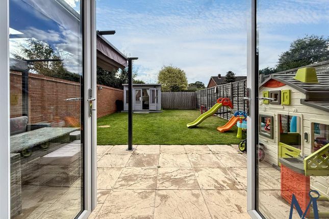 11, Ferny Close, Swadlincote photo 3
