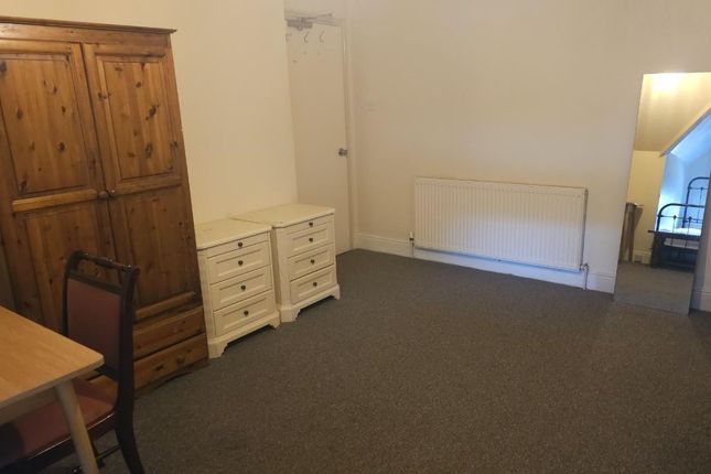 Room 15, 54 Wimborne Road, Bournemouth photo 2