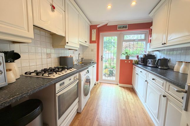 14 Martindale Avenue, Camberley photo 3