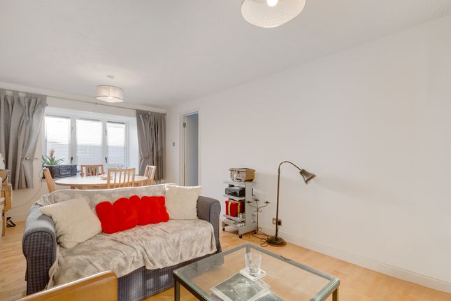 Flat for sale in Transom Square, London