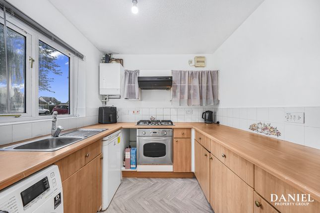 5, Little Berry Lane, Basildon photo 2