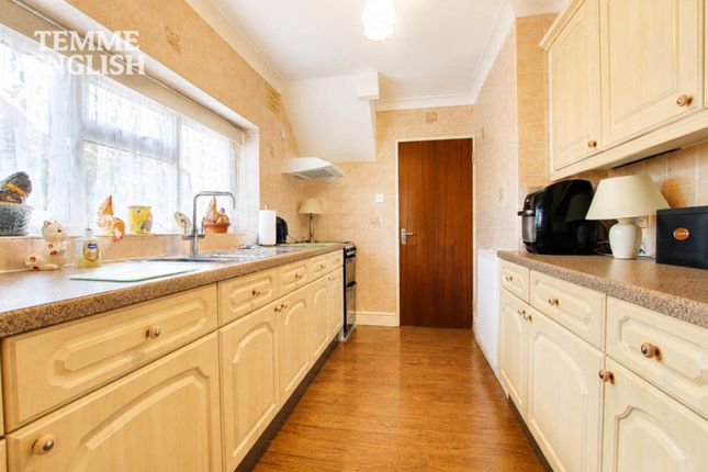 49 Powell Road, Basildon photo 4