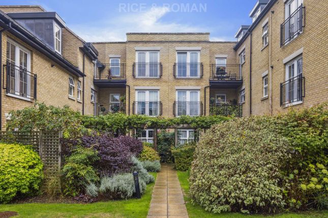 Flat for sale in Templeton Court, Hampton