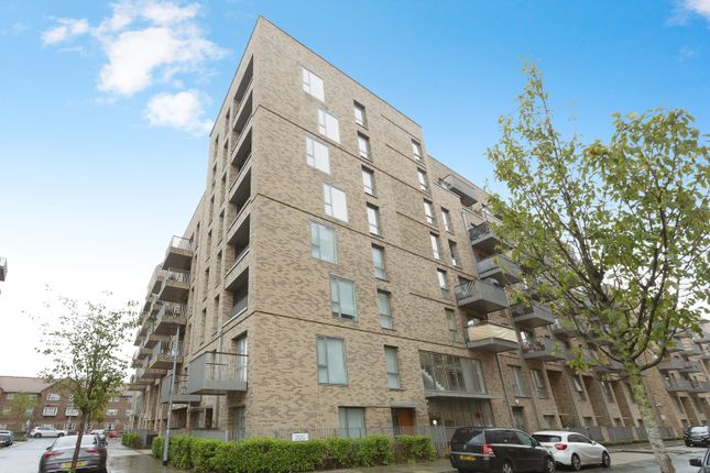 Flat for sale in Mast Street, Barking, Essex